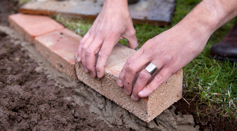 Четыре простых шага сделать дорожку из камня на даче | SKOGGY